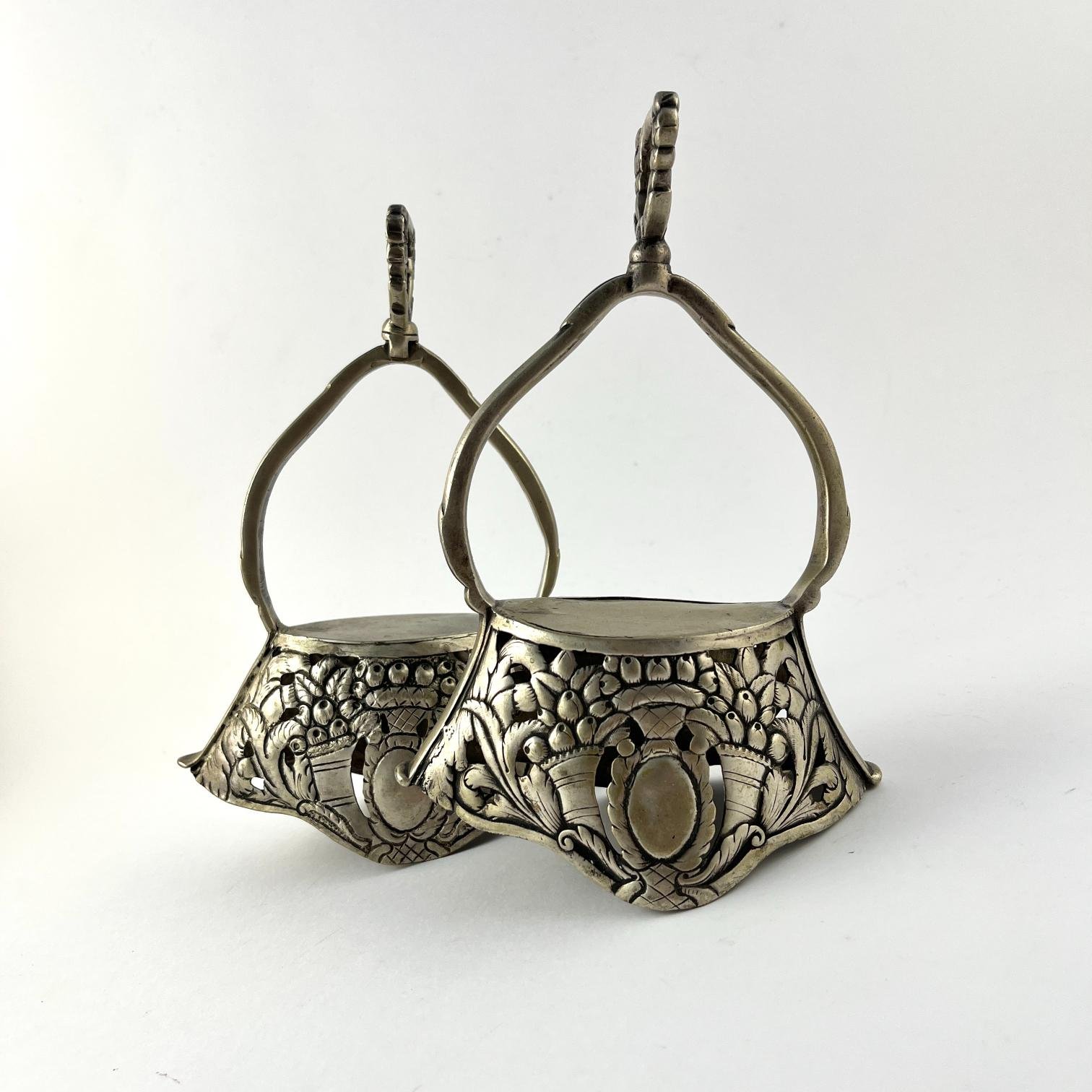 Dos estribos en plata