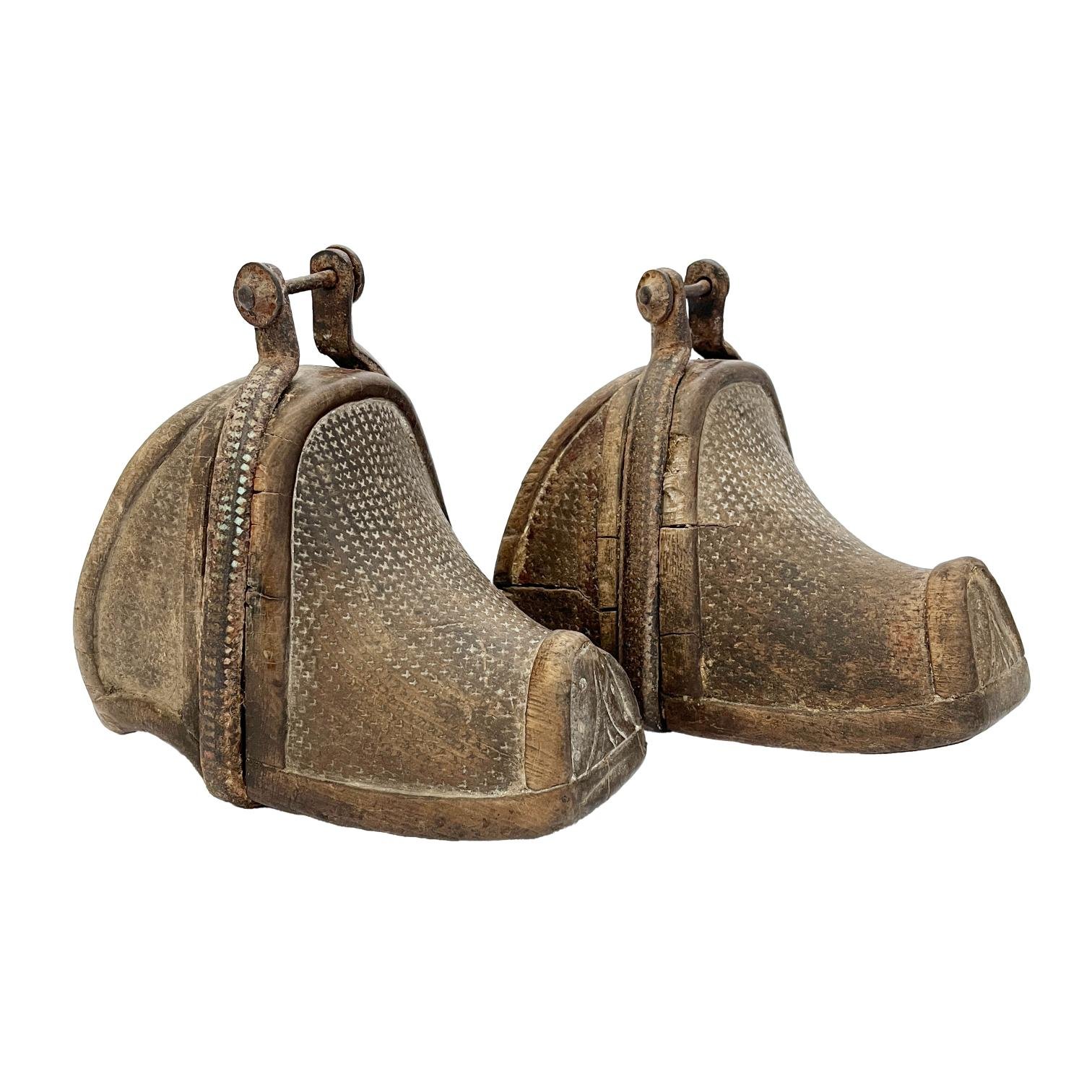 Par de estribos en madera, hierro y alpaca