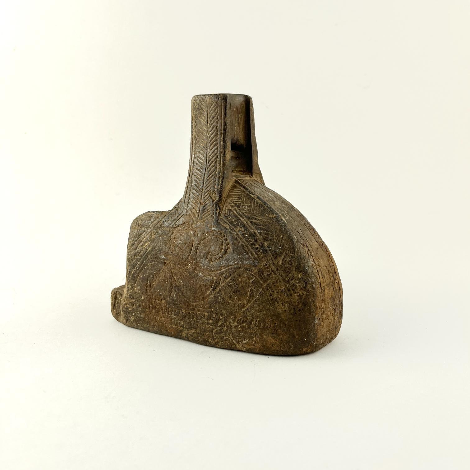 Estribo en madera tallada