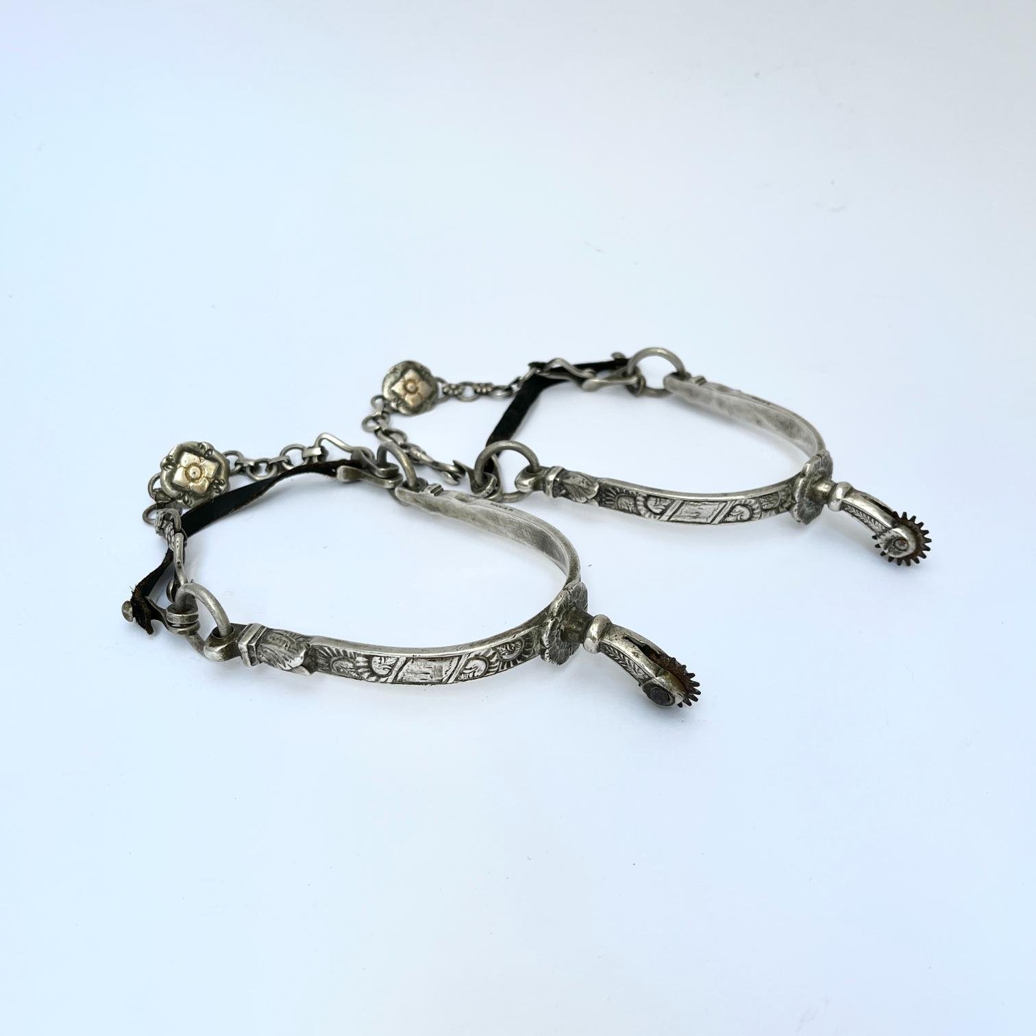 Par de espuelines en plata y oro