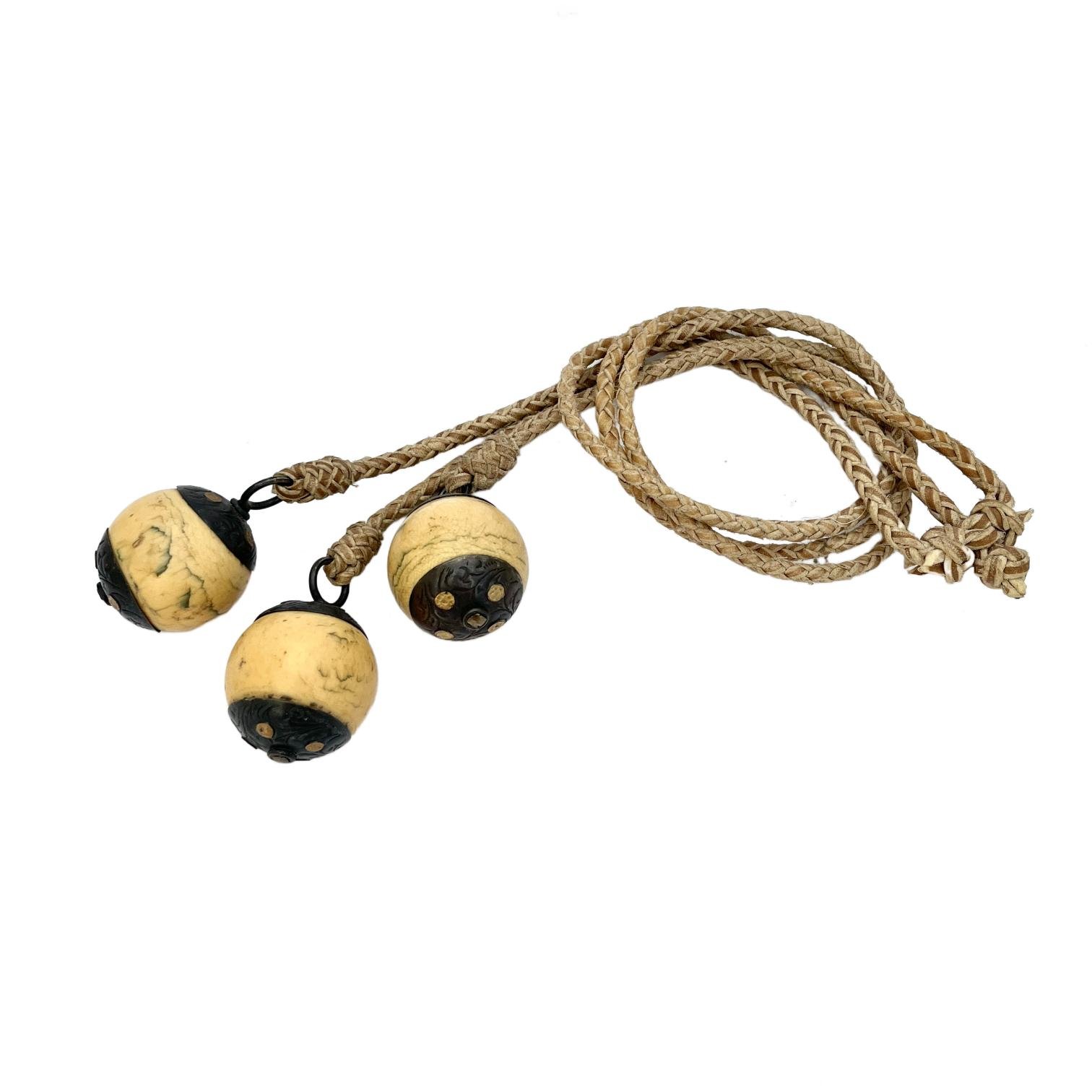 Juego de boleadoras en marfil, plata y oro