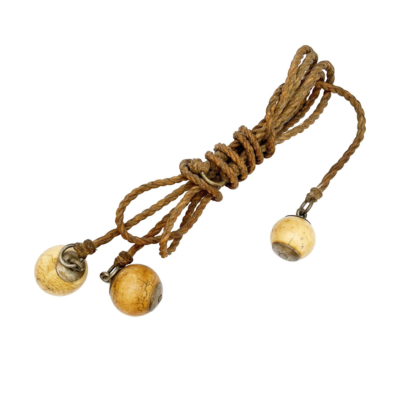 Juego de boleadoras en marfil y plata