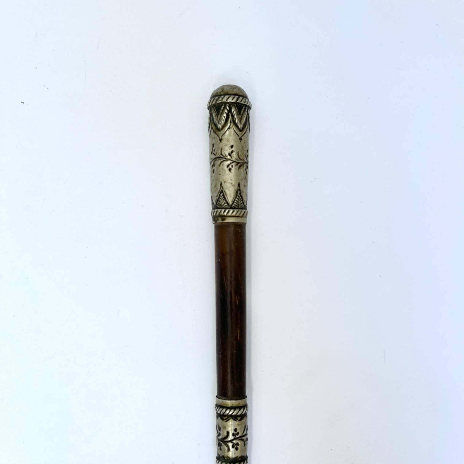 Arreador en bigote de ballena y metal