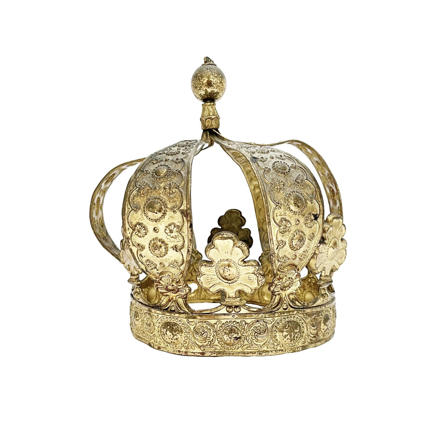 Corona en latón dorado