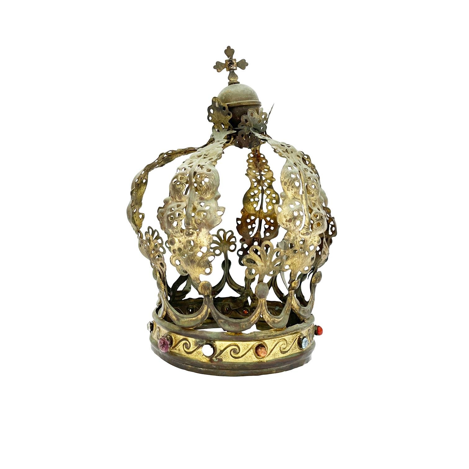 Corona en hojalata dorada