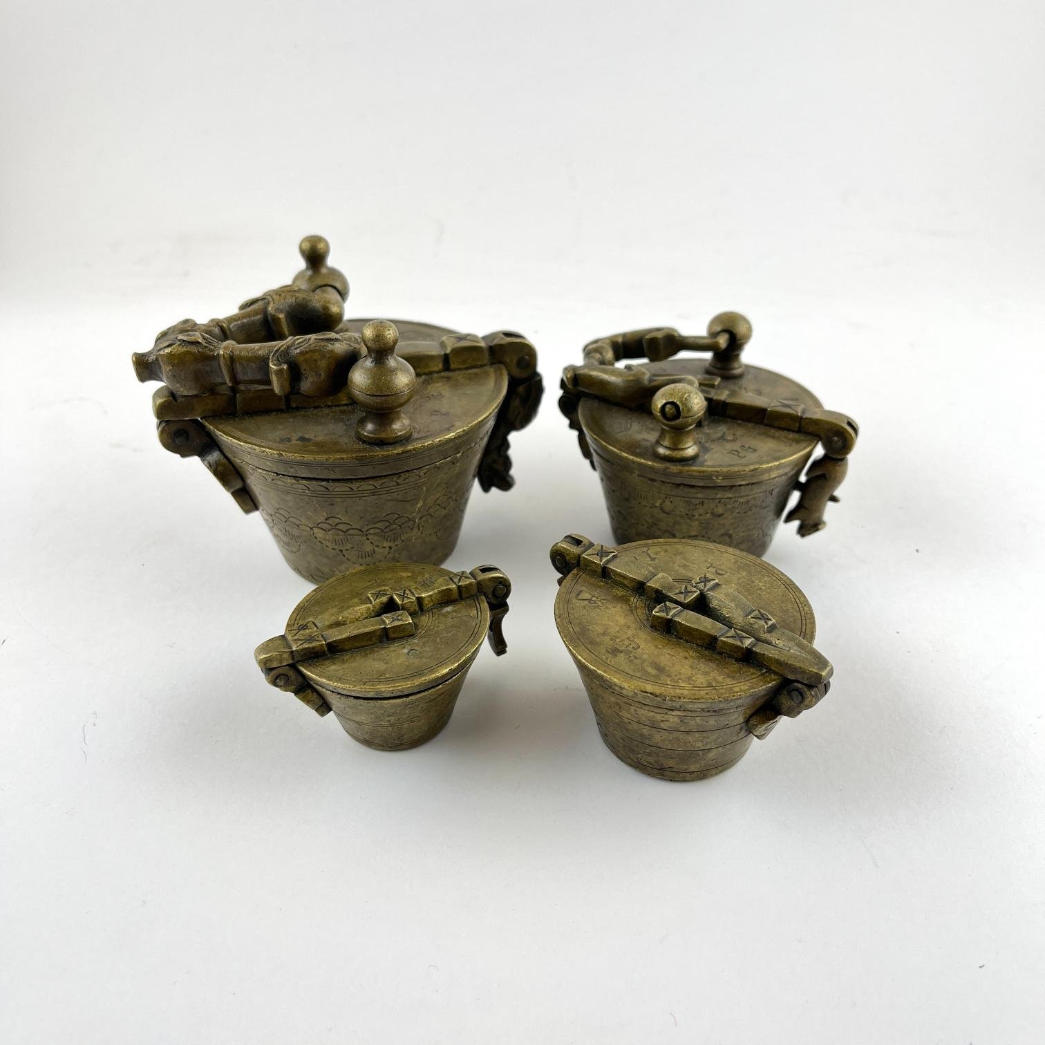 Cuatro pesas ponderales en bronce