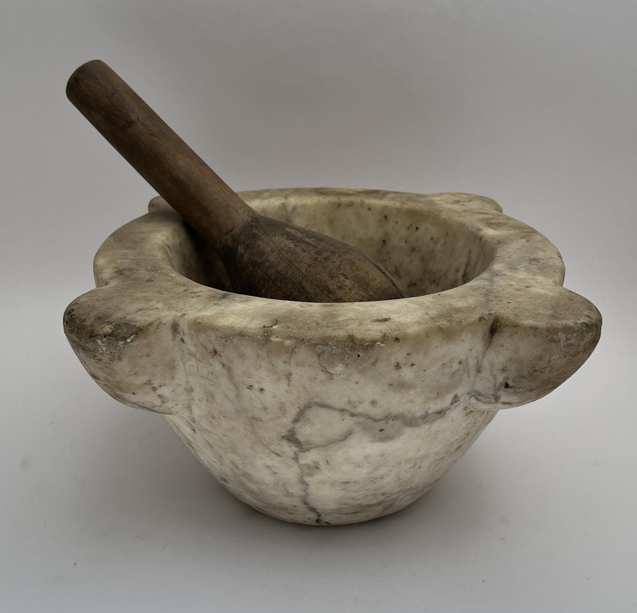 Gran mortero en mármol tallado