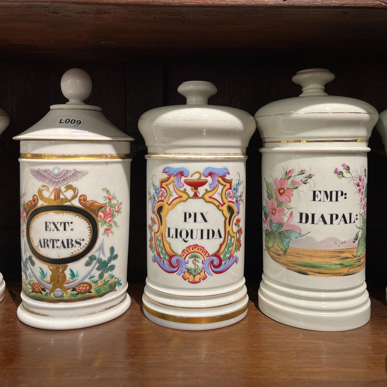 Siete frascos de farmacia en porcelana