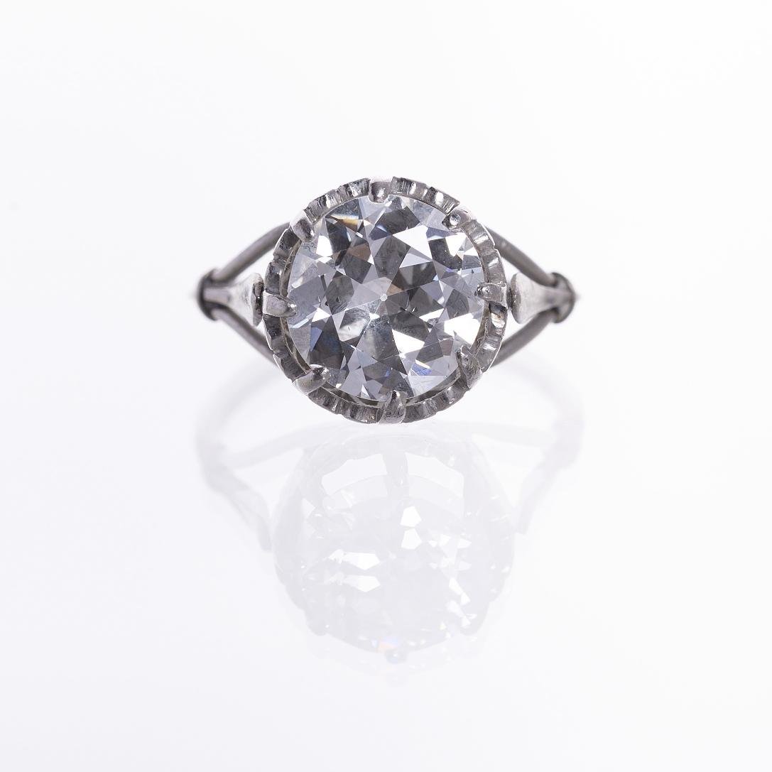 Anillo solitario en oro 18 K con brillante y diamantes