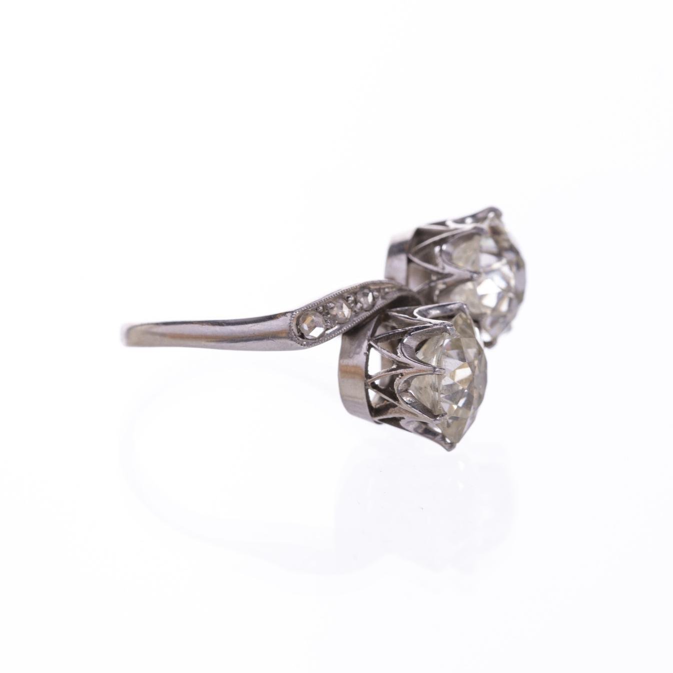 Anillo en oro 18 K con brillante y diamantes - Imagen 2