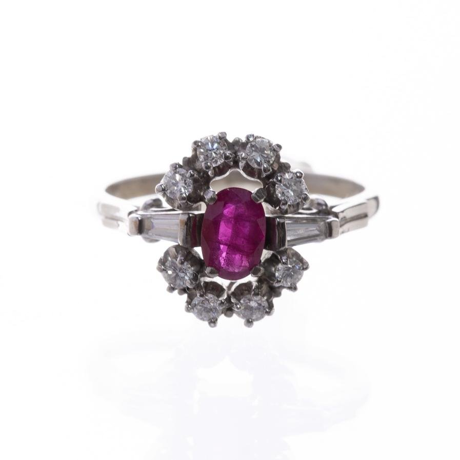 Anillo en oro 18 K con rubí, brillantes y diamantes