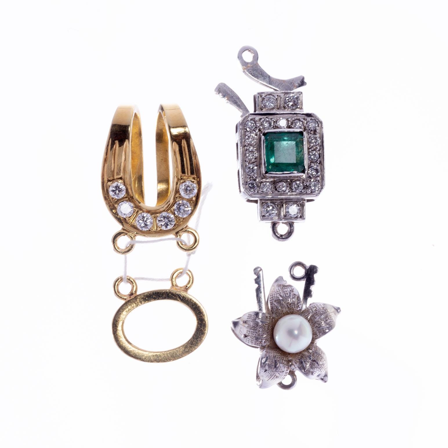 Tres broches en oro 18 K, brillantes, esmeralda y perla