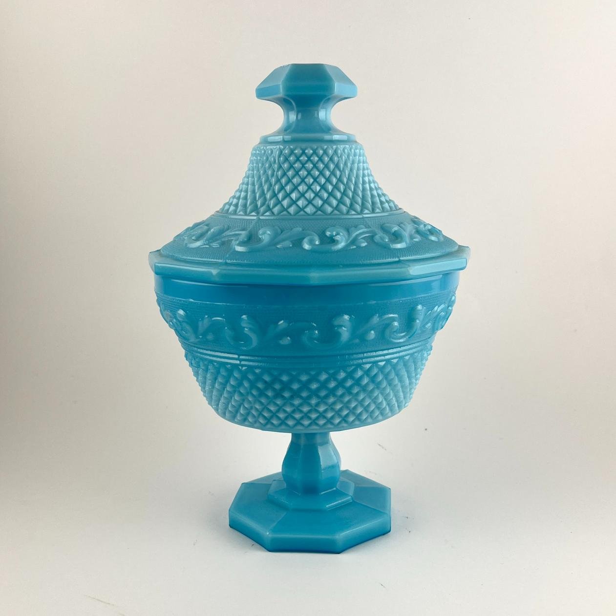 Bombonera en opalina