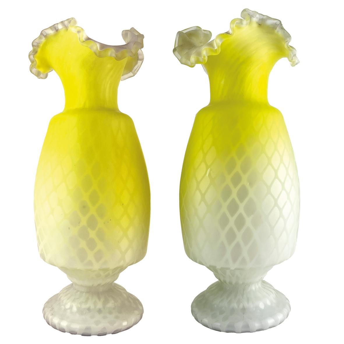 Par de jarrones en cristal opalinado