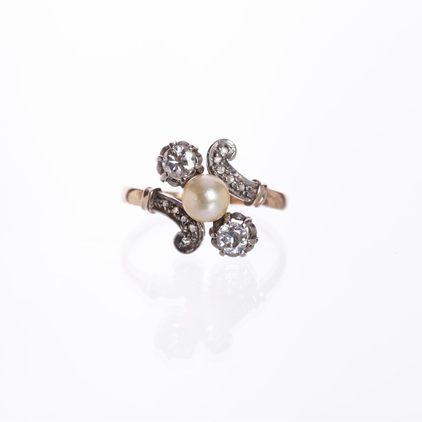 Anillo en oro con perla, diamantes y brillantes