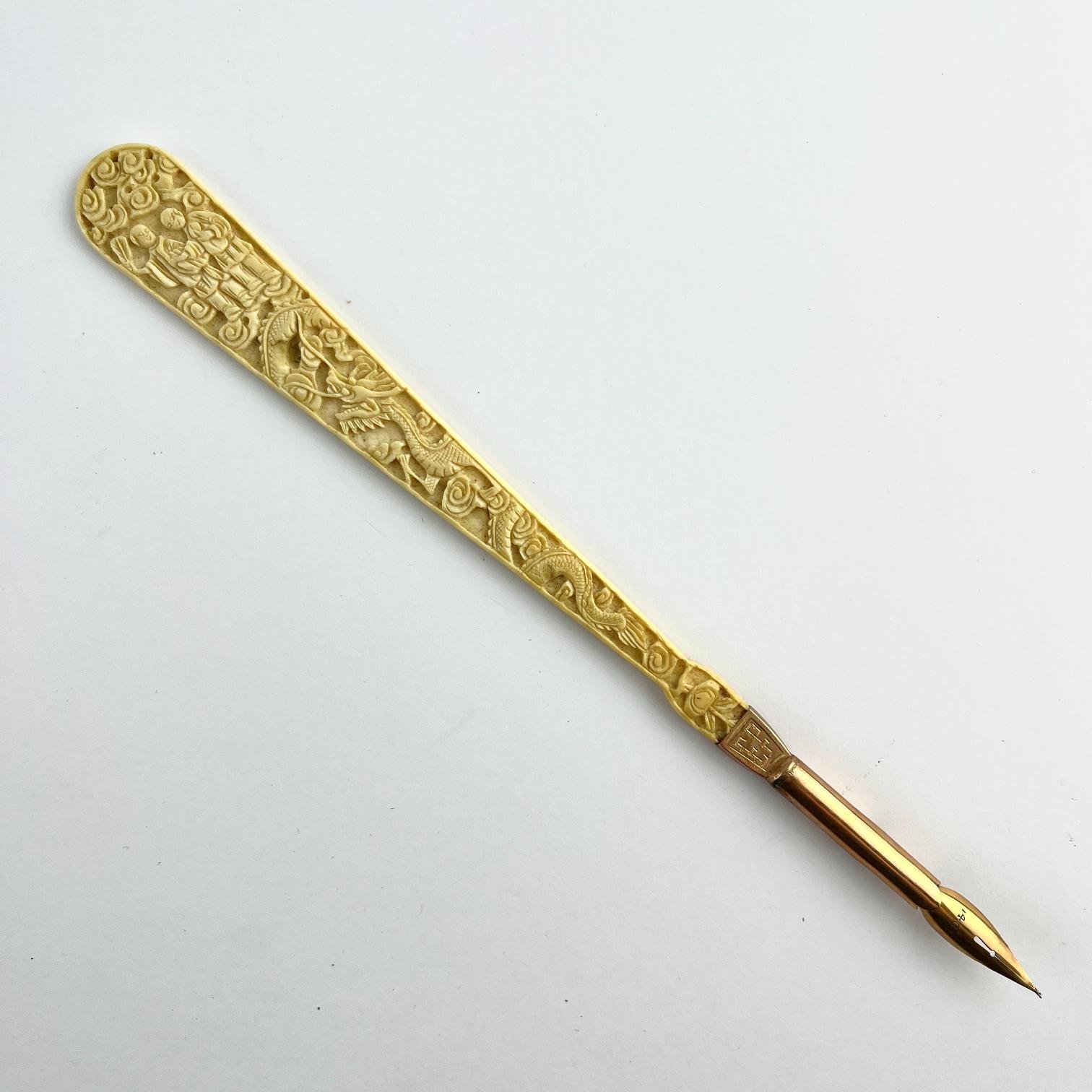 Pluma en oro y marfil tallado