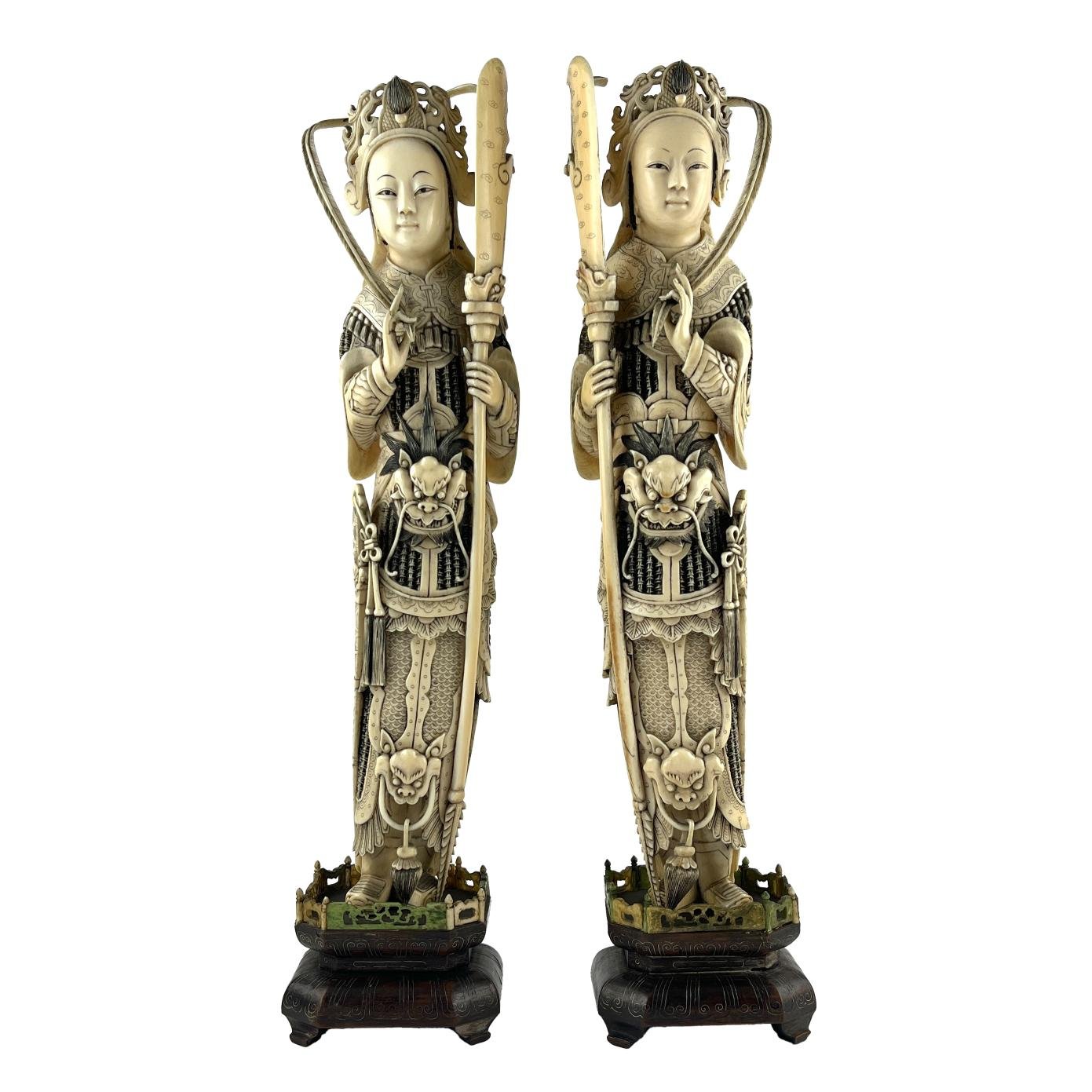 Par de esculturas orientales en marfil "Guerreras mitológicas"