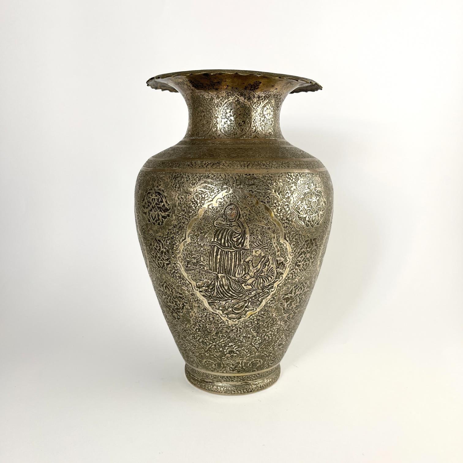 Florero en plata persa