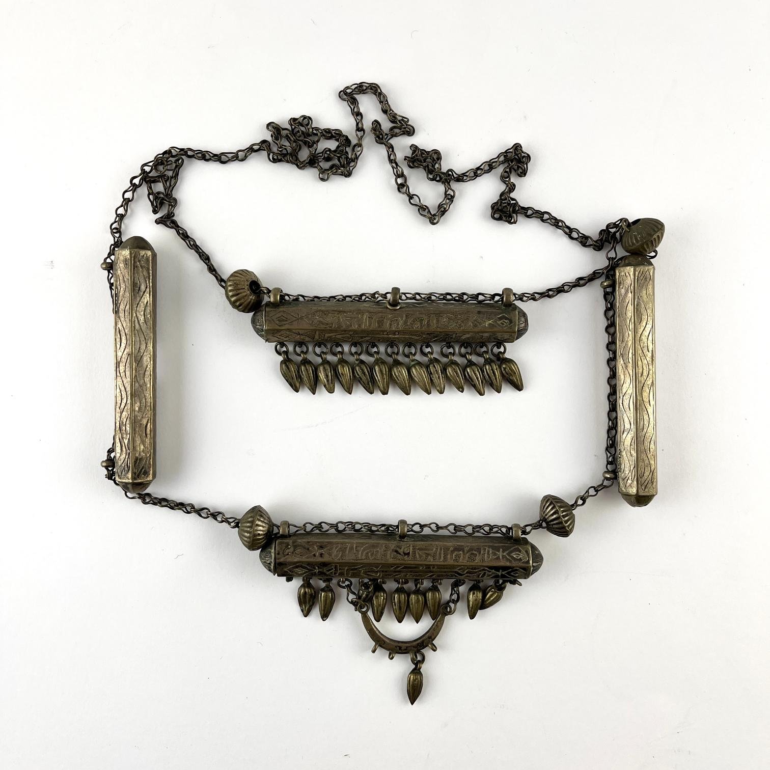 Collar en plata persa