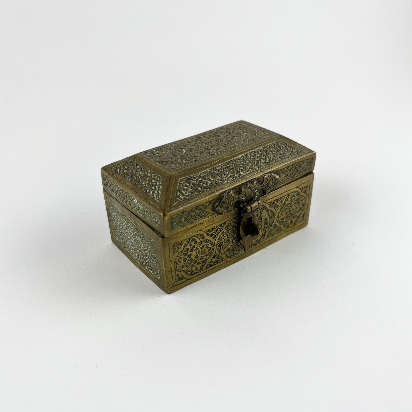 Pequeña caja persa en bronce