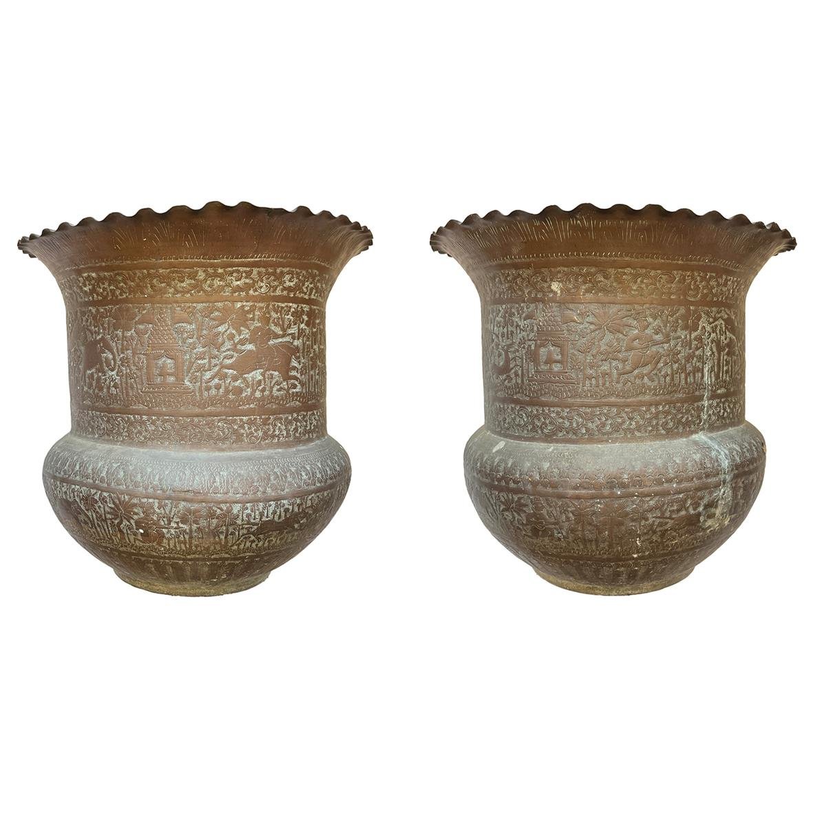 Par de maceteros persas en bronce
