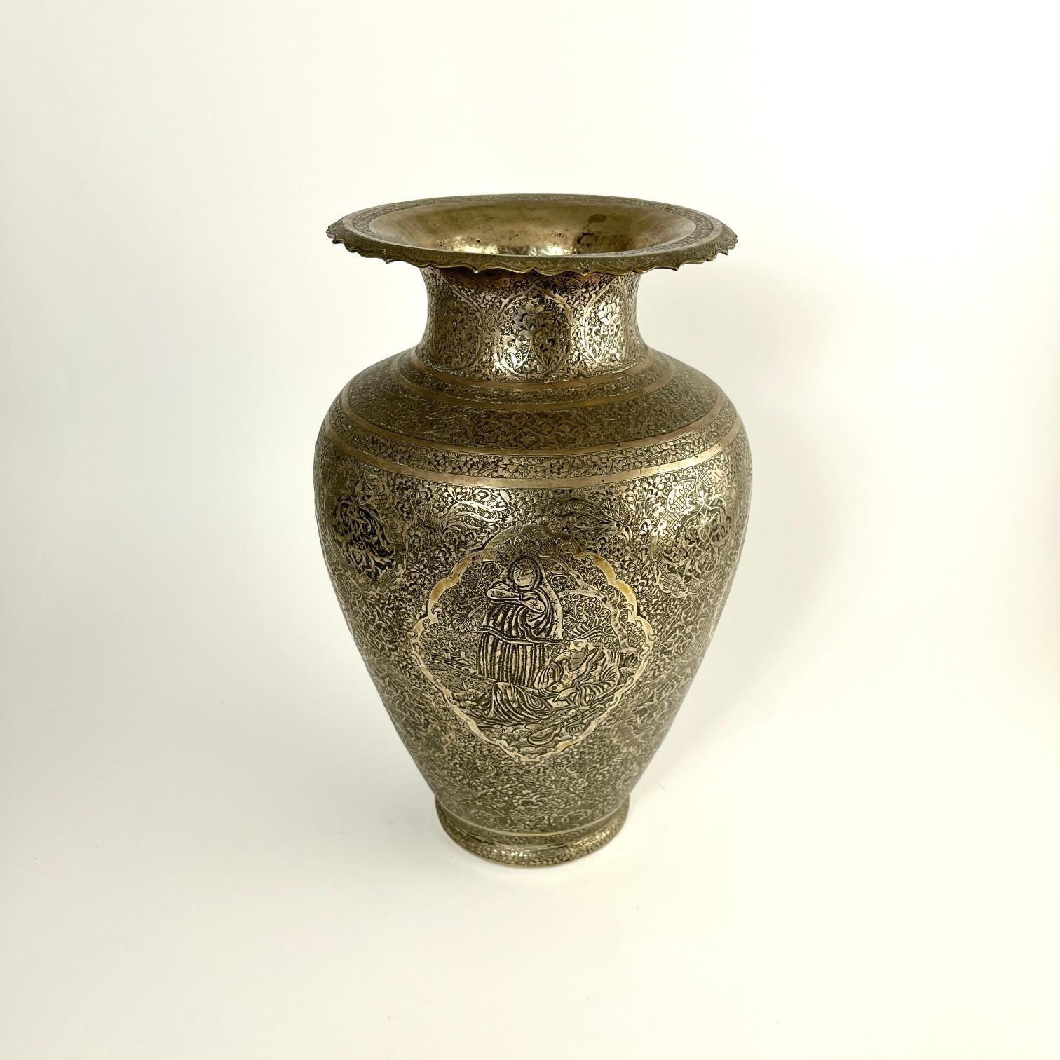 Jarrón persa en bronce