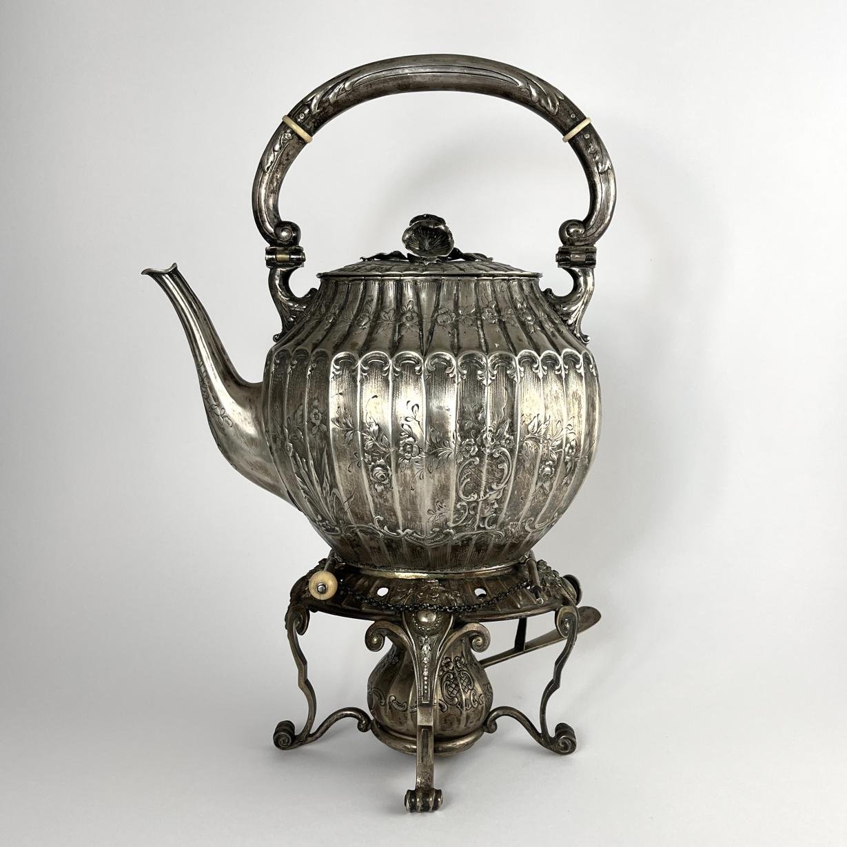 Samovar alemán en plata