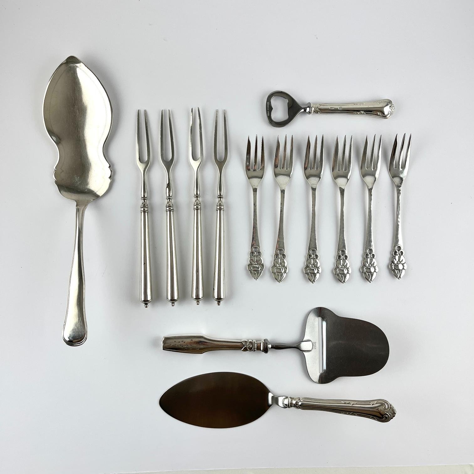 Catorce cubiertos en plata