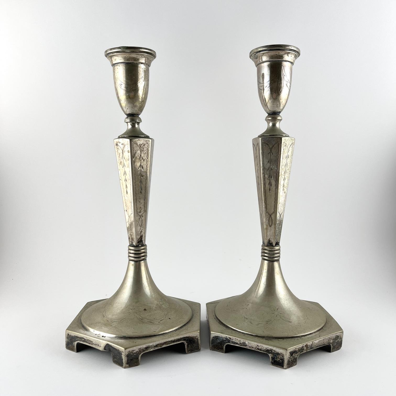 Par de candeleros austrohúngaros en plata