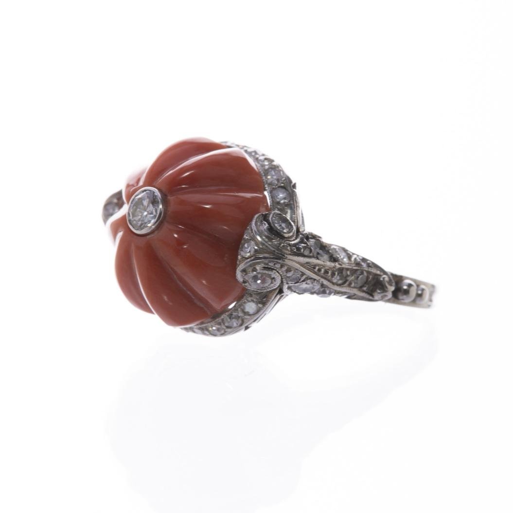 Anillo art decó en oro 18 K con coral y brillantes