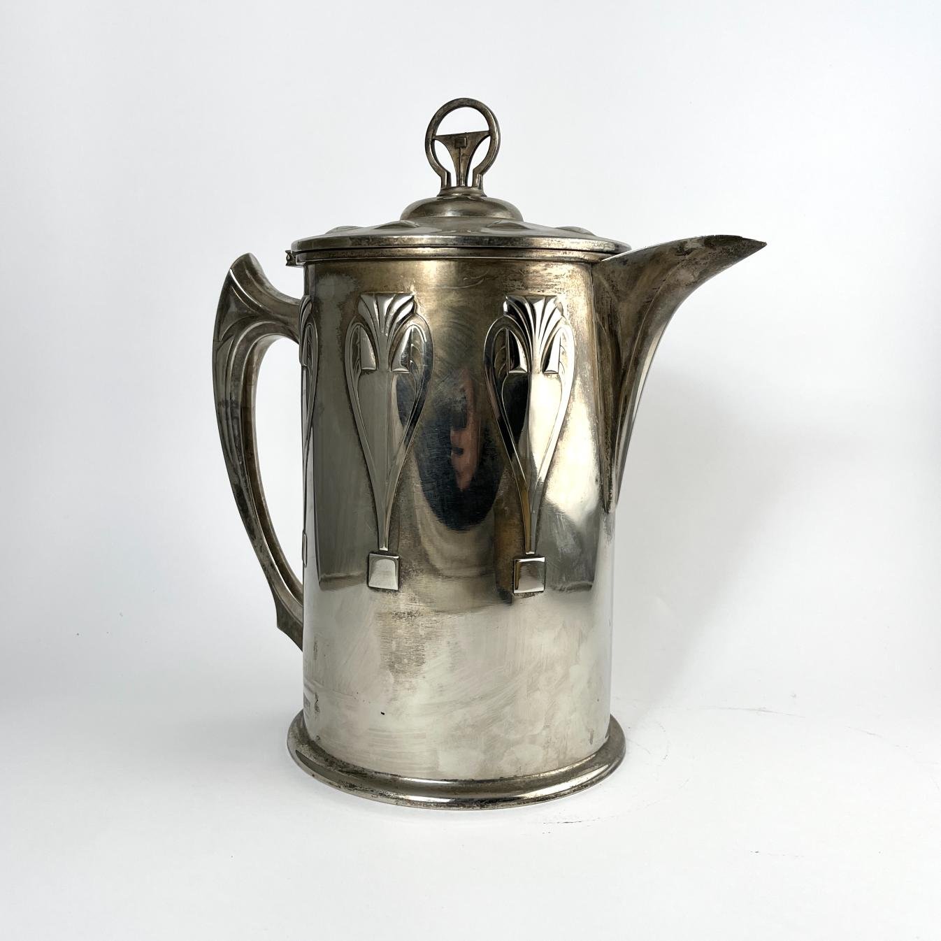 Jarra art nouveau en metal plateado