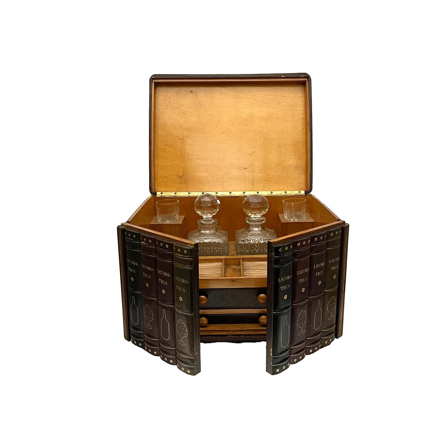 Licorera en madera y cuero con vasos y botellones en cristal