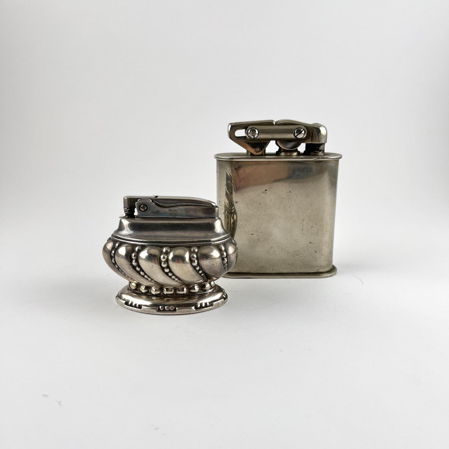 Dos encendedores en metal plateado