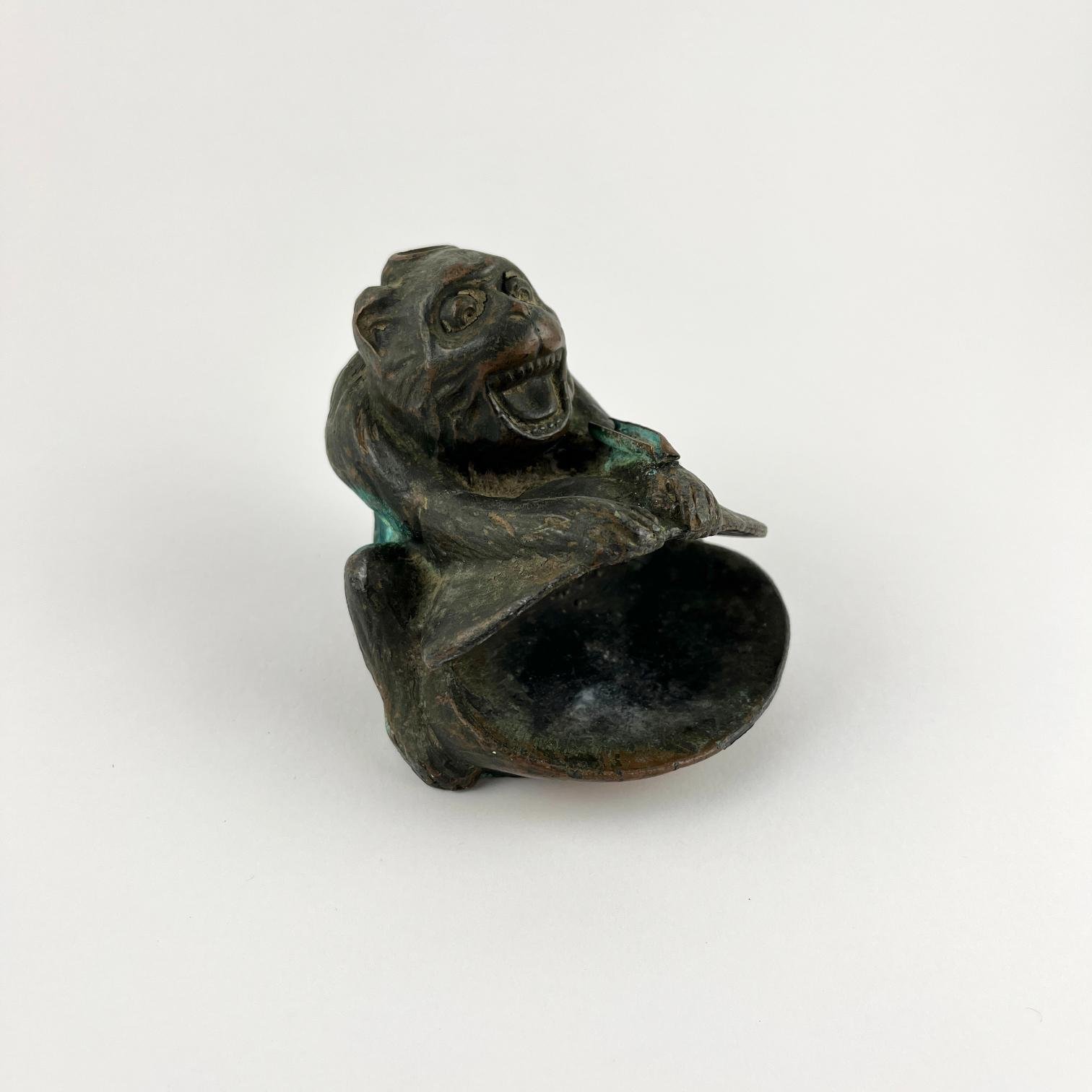 Escultura en cobre "Mono y almeja"