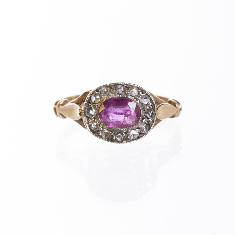 Anillo en oro 18 K con rubí y diamantes