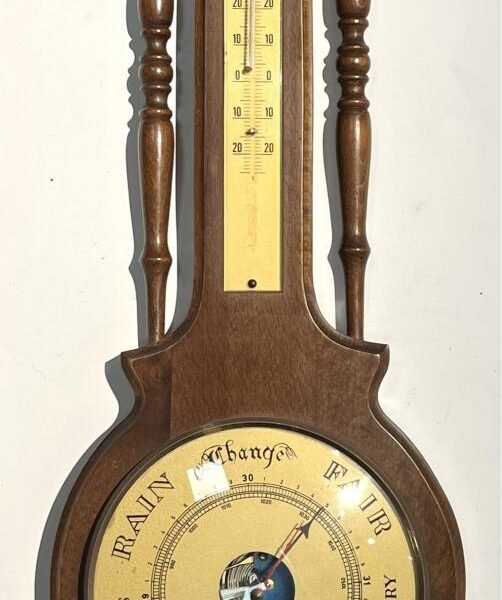 Estación meteorológica francesa con barómetro