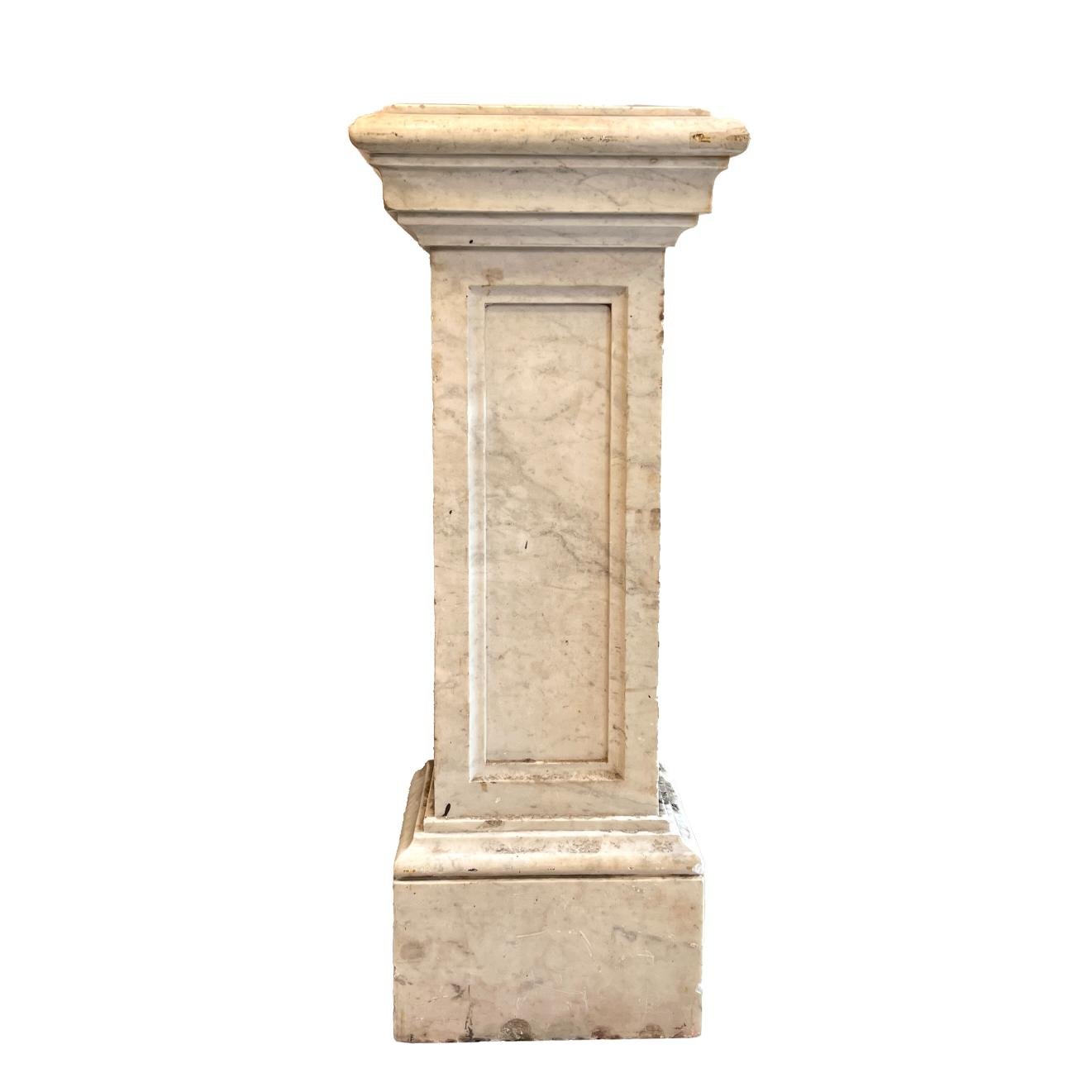 Pedestal en mármol de Carrara