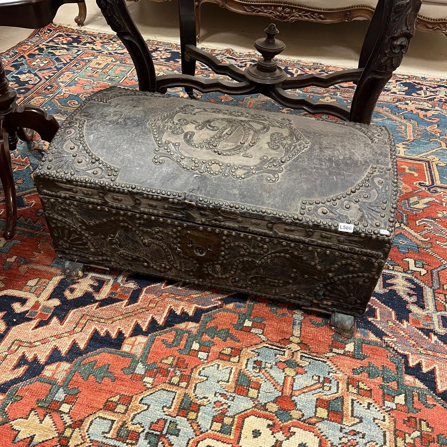 Arcón s. XIX en madera y cuero