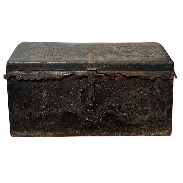 Arcón s. XIX en madera y cuero