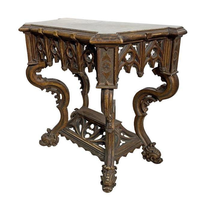 Consola estilo neogótico