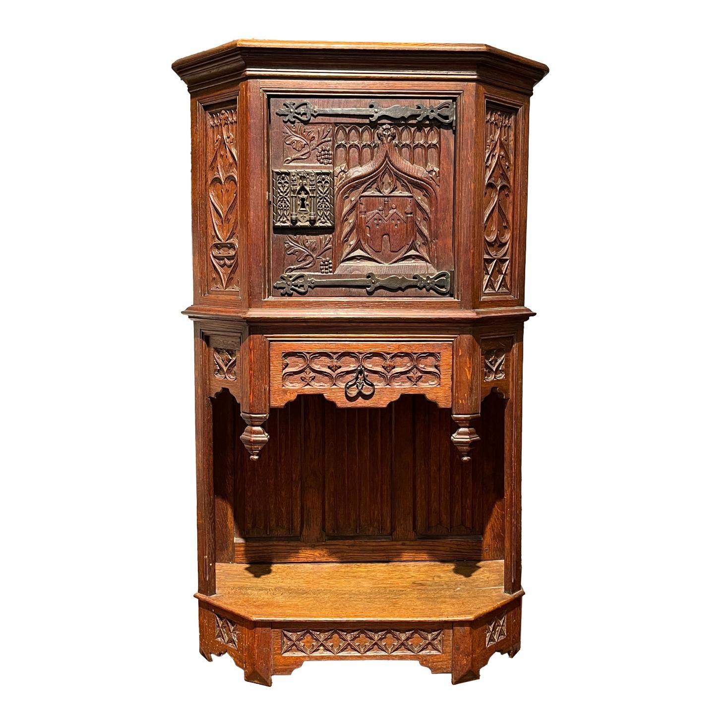 Mueble estilo neogótico