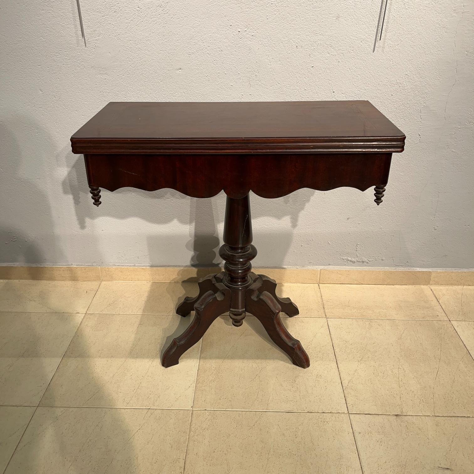 Mesa de juego tipo libro