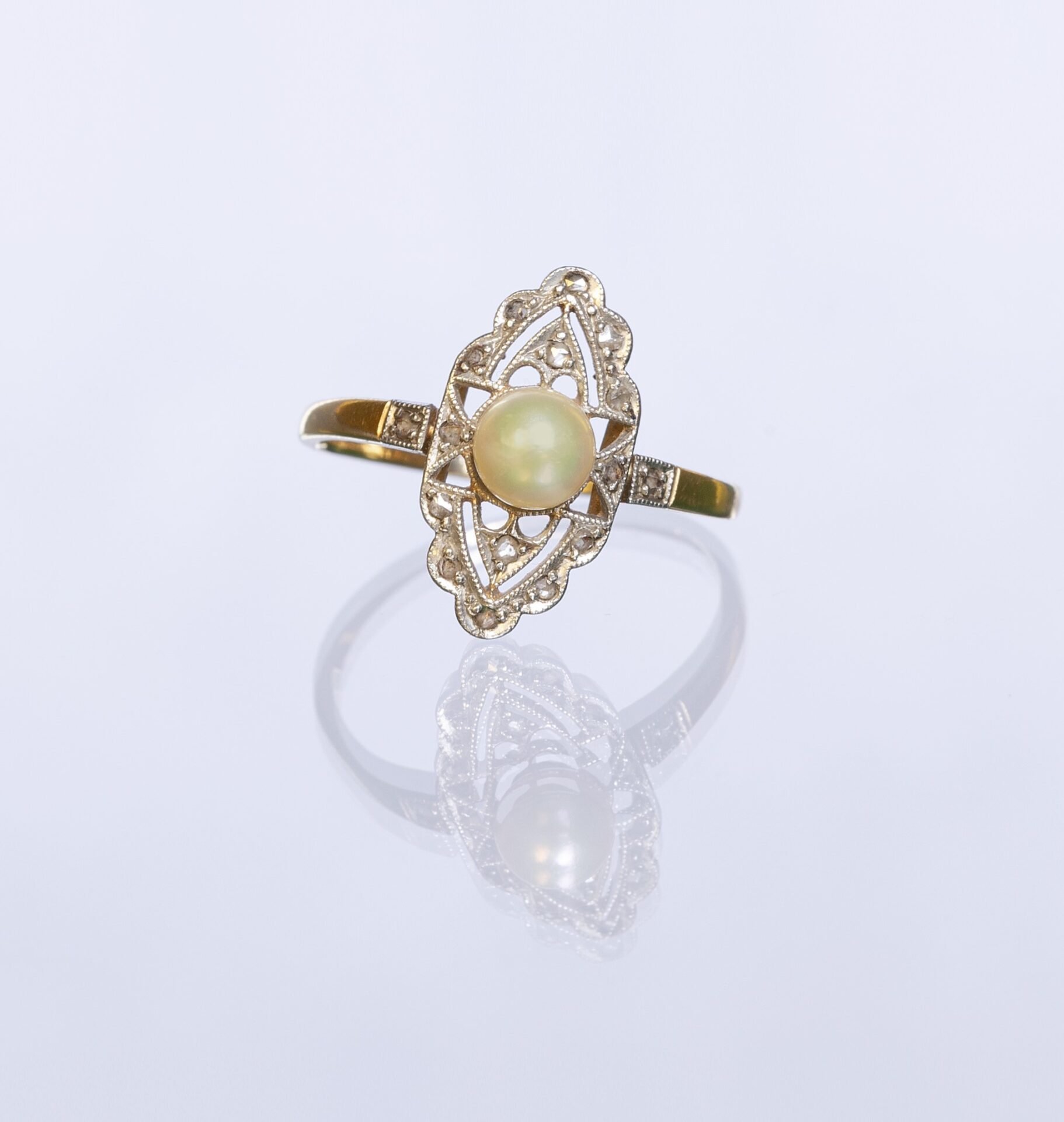 Anillo art decó oro 18 K amarillo y blanco, perla y diamantes