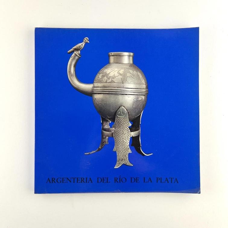 Platería rioplatense.
Argenteria del Río de la Plata (XVIII e XIX sec.) appartenente ai Musei Isaac Fernández Blanco e José Hernández di Buenos Aires.