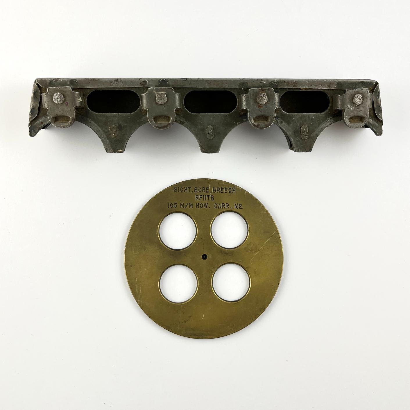 Cargador Bofors y placa Howitzer