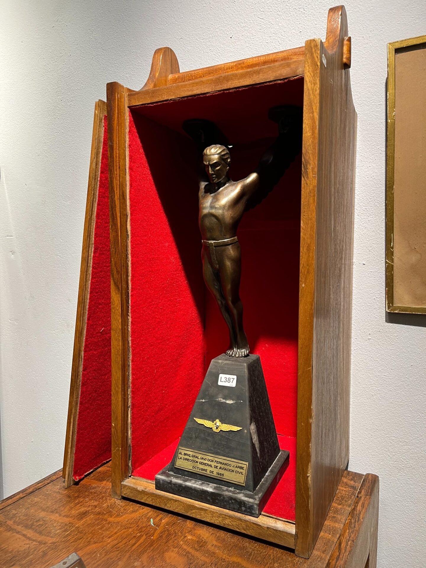 Escultura uruguaya "Alegoría de la aviación"