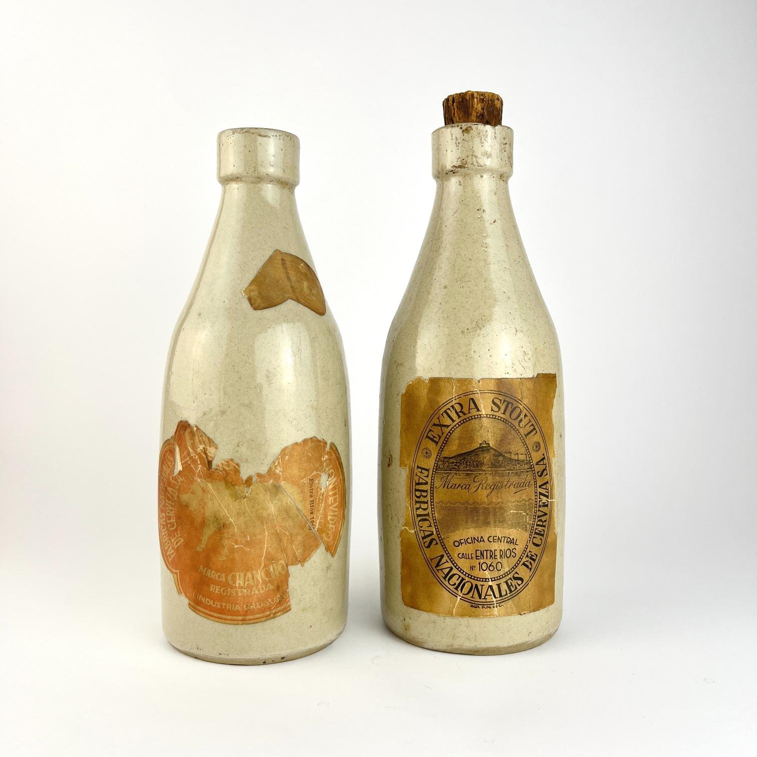 Dos botellas de cerveza en gres