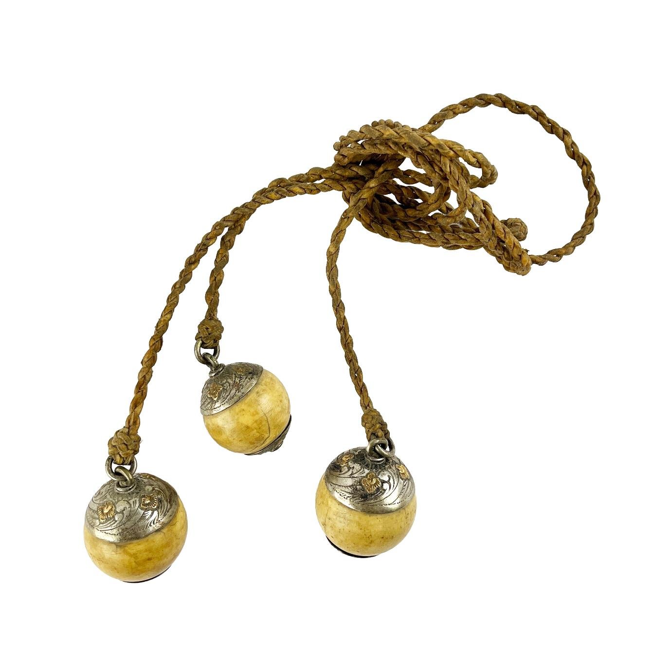 Juego de tres boleadoras en marfil, plata y oro