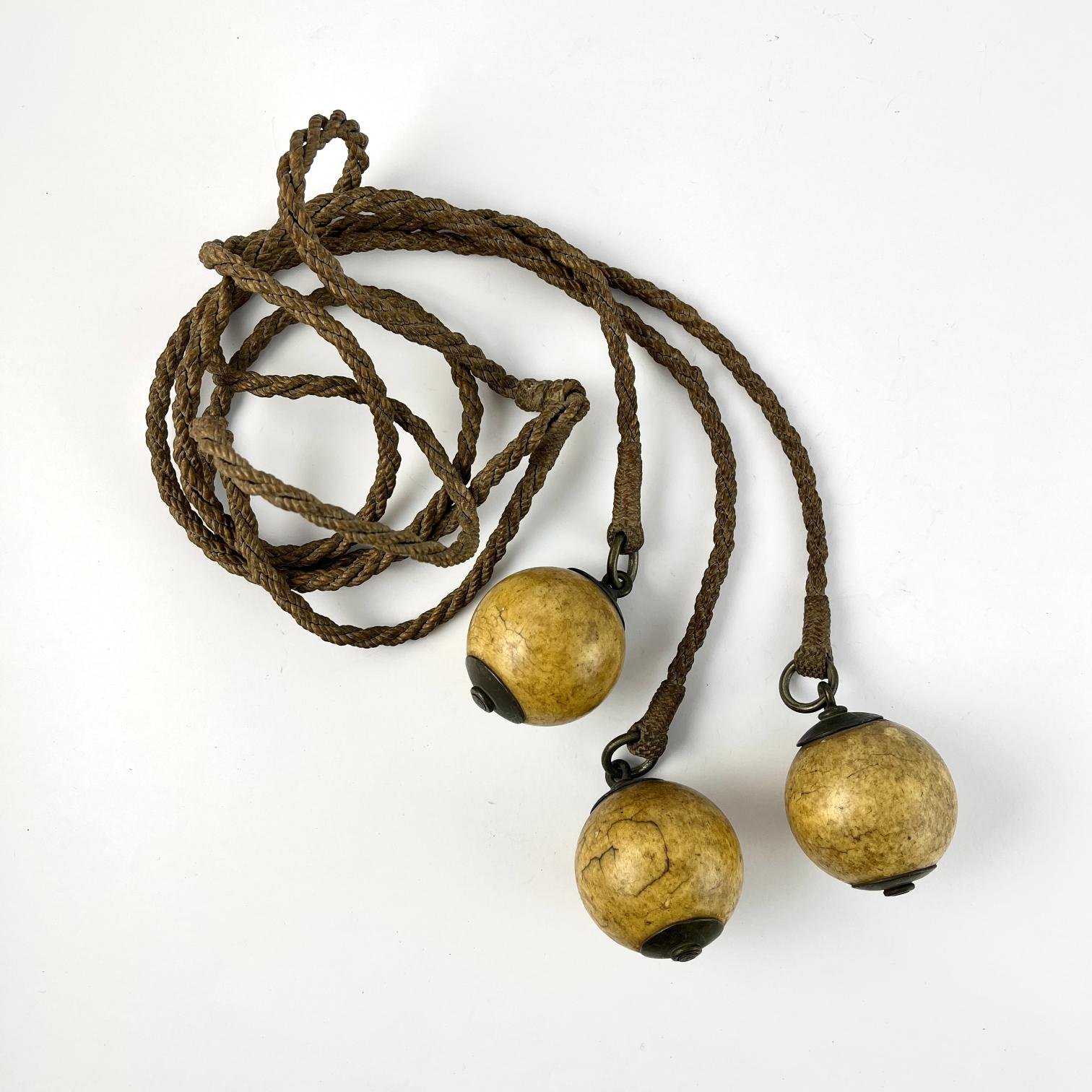 Juego tres boleadoras en marfil, metal y cuero