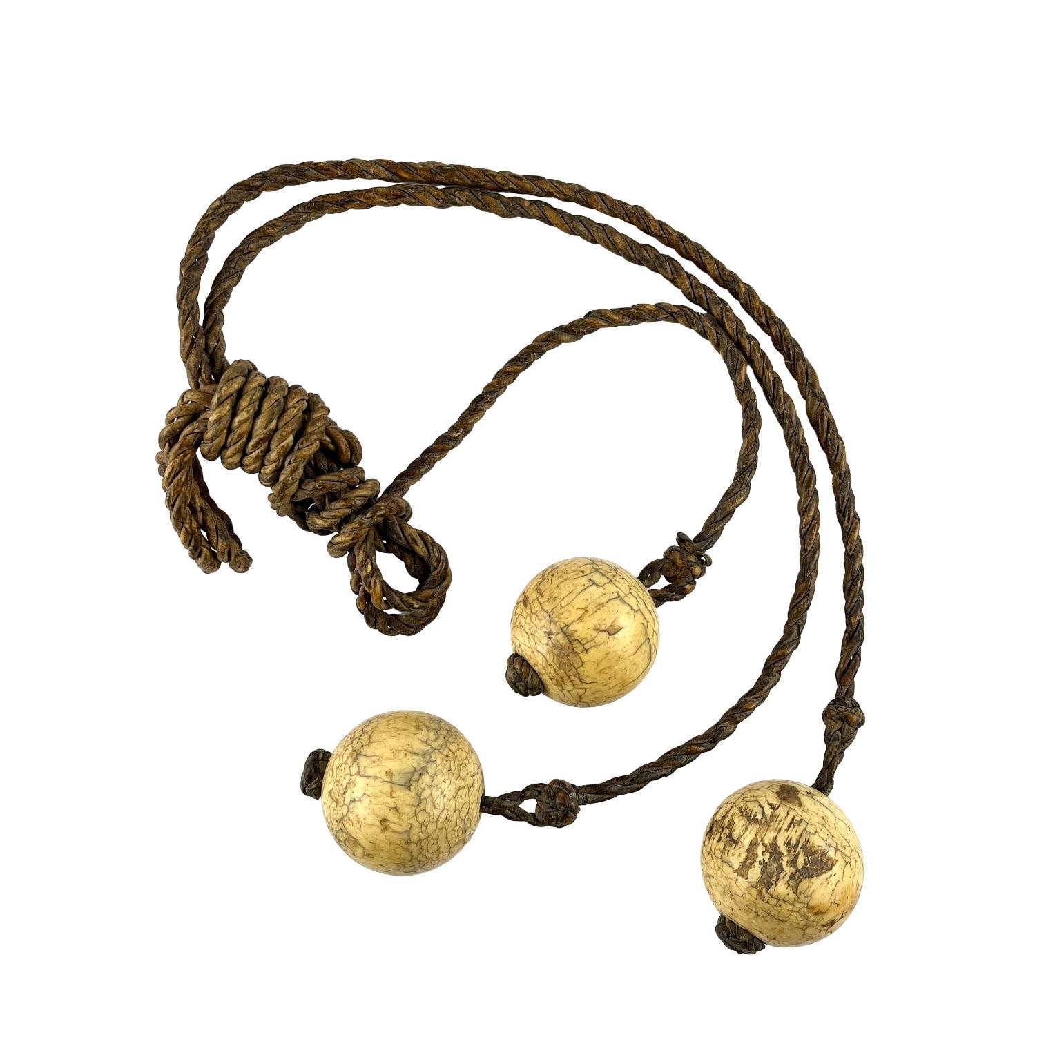 Juego de tres boleadoras en marfil y cuero